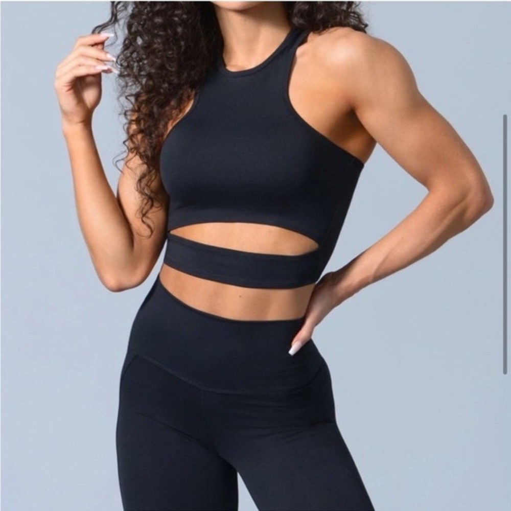 Bombshell Sportswear Undercover Layer Tank × 1
S / Black / Medium Weight